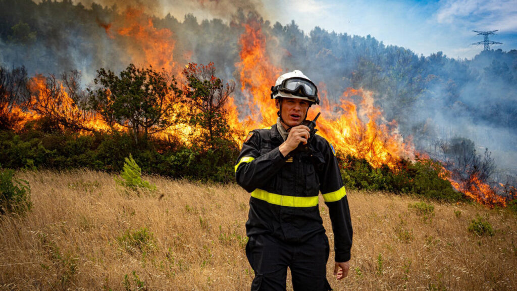 (VIDEO) Cel mai mare incendiu din Franța în ultimele decenii – sub control, dar va continua să ardă zile întregi
