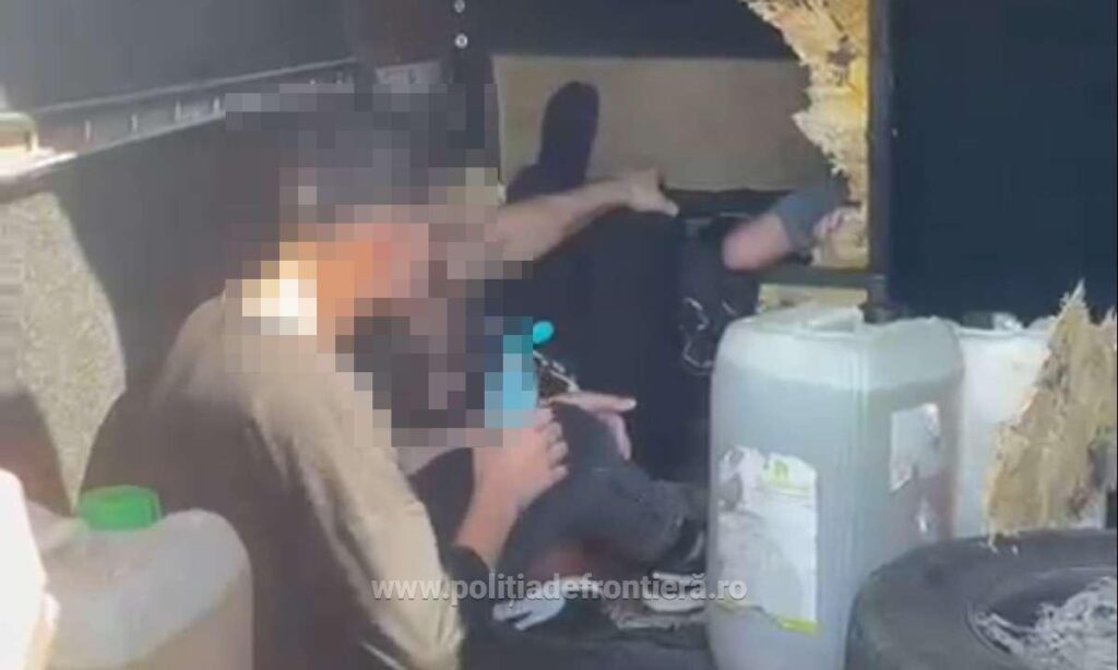 (VIDEO)Doi bărbați arestați pentru trafic de migranți. Cinci persoane ascunse într-un microbuz, la Giurgiu