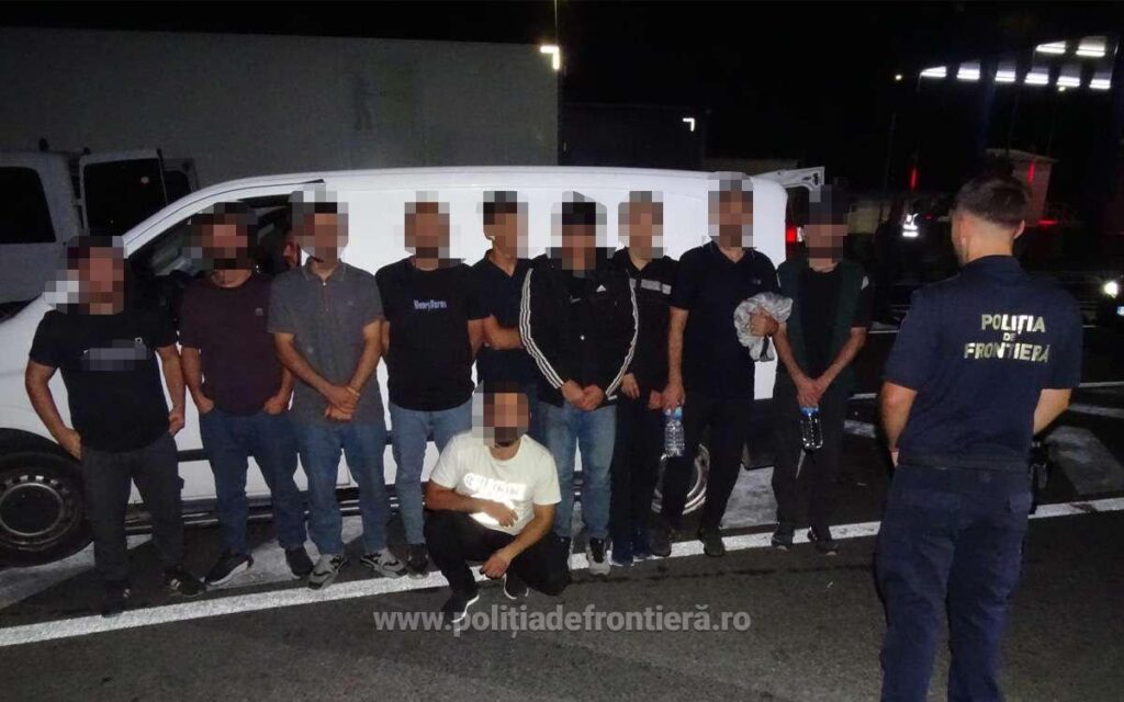 Zece migranți, găsiți ascunși într-un microbuz bulgăresc
