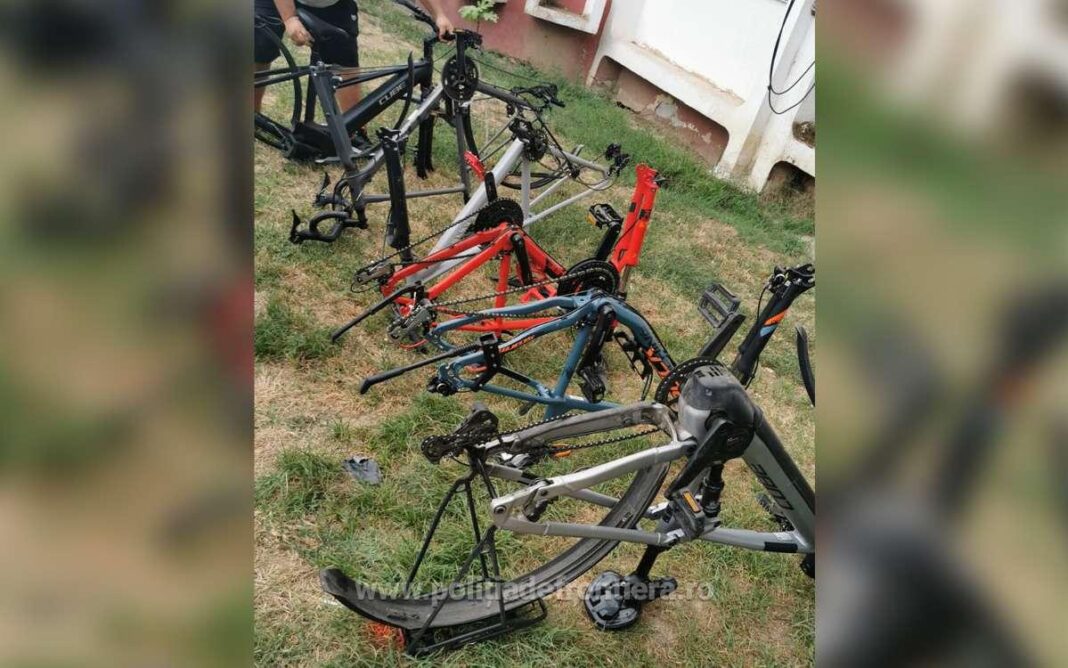 Poliţiştii de frontieră din cadrul Sectorului Poliției de Frontieră Nădlac au descoperit nouă biciclete și o trotinetă electrică