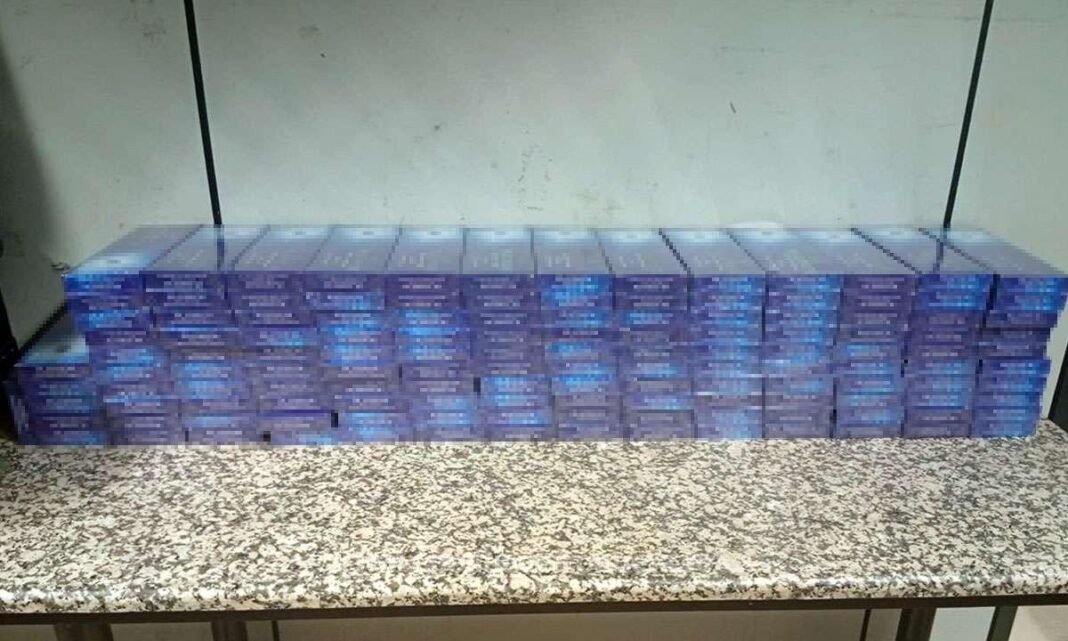 Aproximativ 2.700 de pachete cu țigări, ascunse în bagajele a doi români, descoperite pe Aeroportul Otopeni