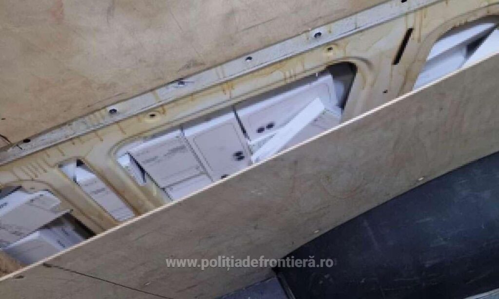 Telefoane de 700.000 lei, ascunse în pereții unui microbuz, descoperite la Vicovu de Sus
