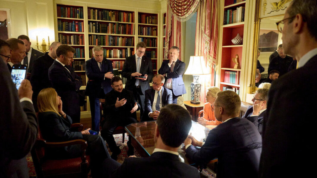 Președintele Ucrainei, Volodimir Zelenski, discută cu președintele francez Emmanuel Macron, cancelarul german Friedrich Merz, prim-ministrul britanic Keir Starmer, președinta Comisiei Europene Ursula von der Leyen, prim-ministrul italian Georgia Meloni, președintele Finlandei Alexander Stubb și secretarul general al NATO Mark Rutte, la Biblioteca Casei Albe, Washington, DC, SUA, pe 18 august 2025. © (Serviciul de presă prezidențial ucrainean, Reuters)