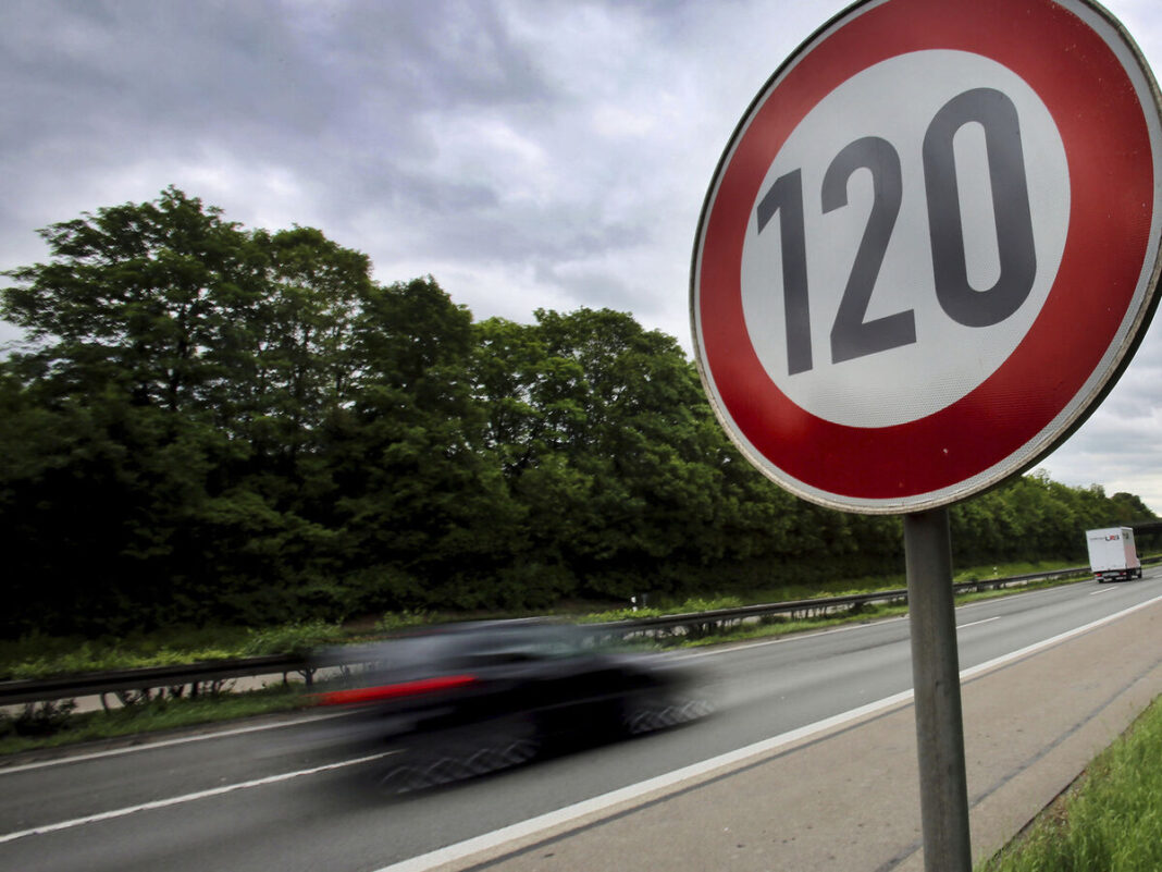 Șofer înregistrat cu 320 km/h pe o autostradă din Germania