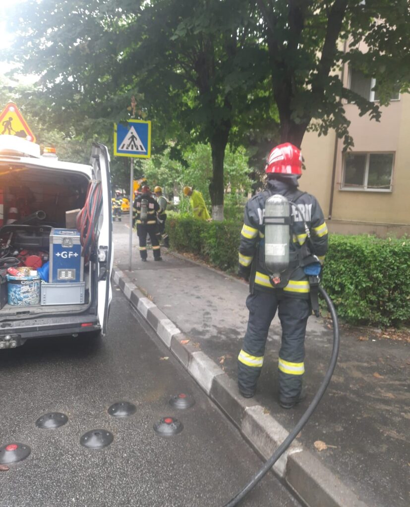 Scăpări de gaze pe strada Decebal din Râmnicu Vâlcea. Intervenție rapidă a pompierilor și echipelor Distrigaz