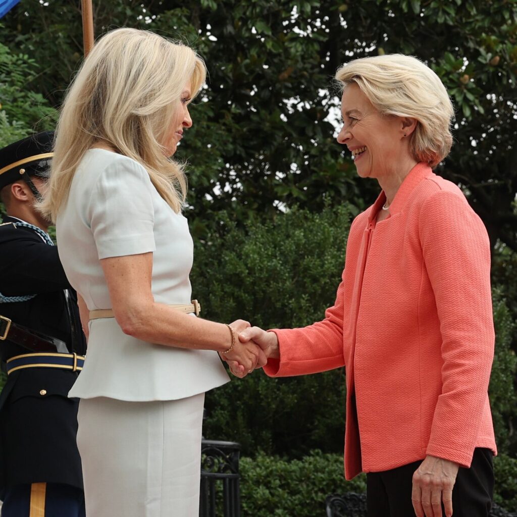 Șefa protocolului de la Casa Albă alături de Ursula von der Leyen 