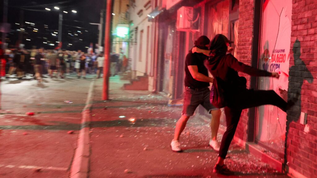 Incendieri la sediile partidului de guvernământ din Serbia în timpul protestelor