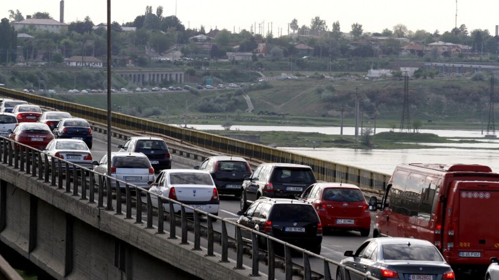 Haos pe drumurile către litoral și munte: accidente blochează traficul