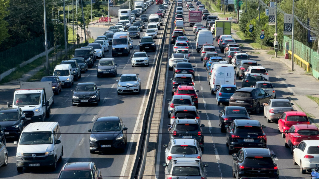 ”Se circulă în coloană” pe drumurile de la munte și litoral spre București