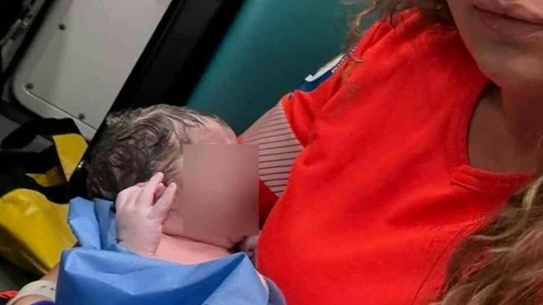 Un bebeluş s-a născut în ambulanţă, în drum spre un spital 