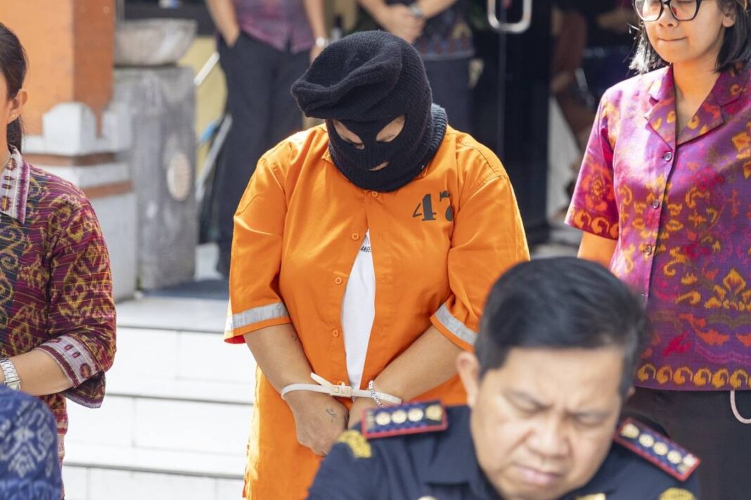 O femeie peruană, acuzată că a introdus droguri ascunse în jucării sexuale, arestată în Bali a ascuns cocaină și ecstasy în locuri greu de imaginat