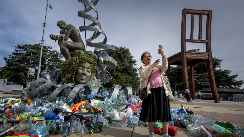 În afara sediului ONU, opera de artă a activistului canadian Benjamin Von Wong, „Povara gânditorului”, este scufundată încet în deșeuri de plastic.