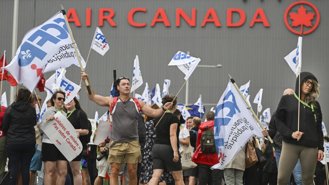Oameni protestează în fața sediului Air Canada din Montreal, 17 august 2025