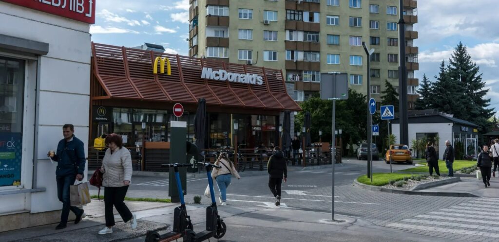 Bărbat deschide focul într-un McDonald's și se baricadează în toaletă