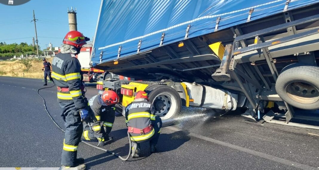 Un autotren a ieșit de pe carosabil