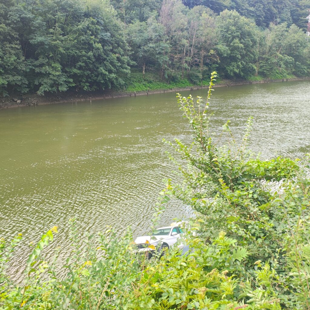 Accident pe DN7, în apropiere de Brezoi: Mașină ajunsă în râul Olt, circulație blocată pe un sens