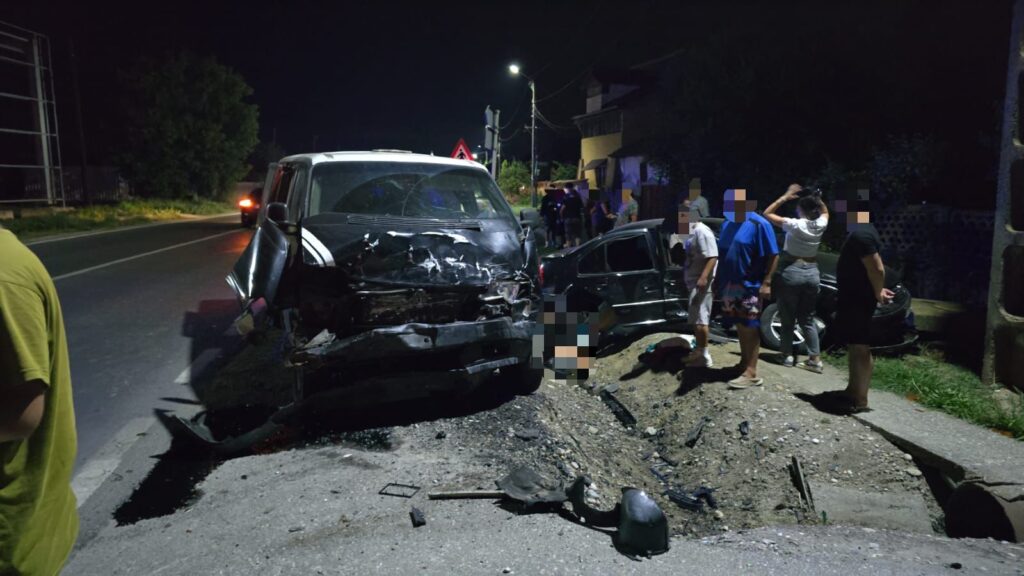 Vâlcea: Grav accident pe DN 64. Opt persoane, rănite
