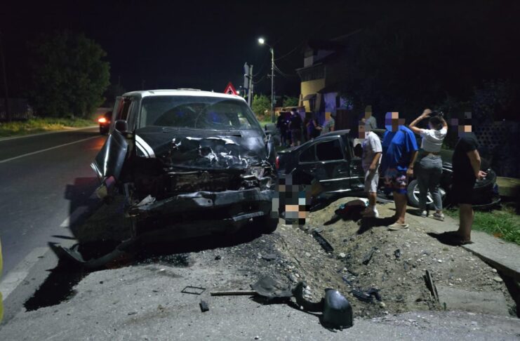 Opt persoane au fost rănite după coliziunea dintre două autoturisme
