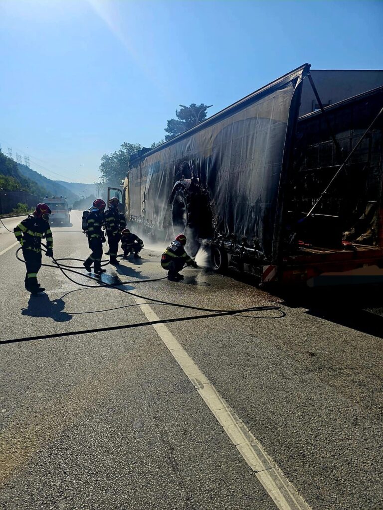 Incendiu la un autotren pe DN 6, în zona Vămii Porțile de Fier I