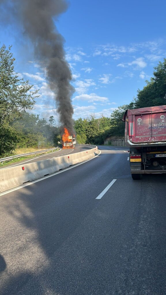 Autotren încărcat cu legume, în flăcări la Milcoiu - Trafic Oprit