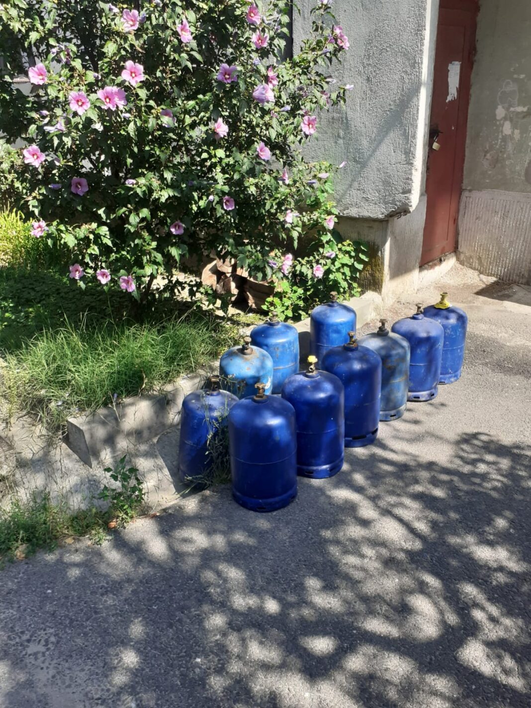 Pericol de explozie la Brezoi: 17 persoane evacuate dintr-un bloc după un miros puternic de gaz