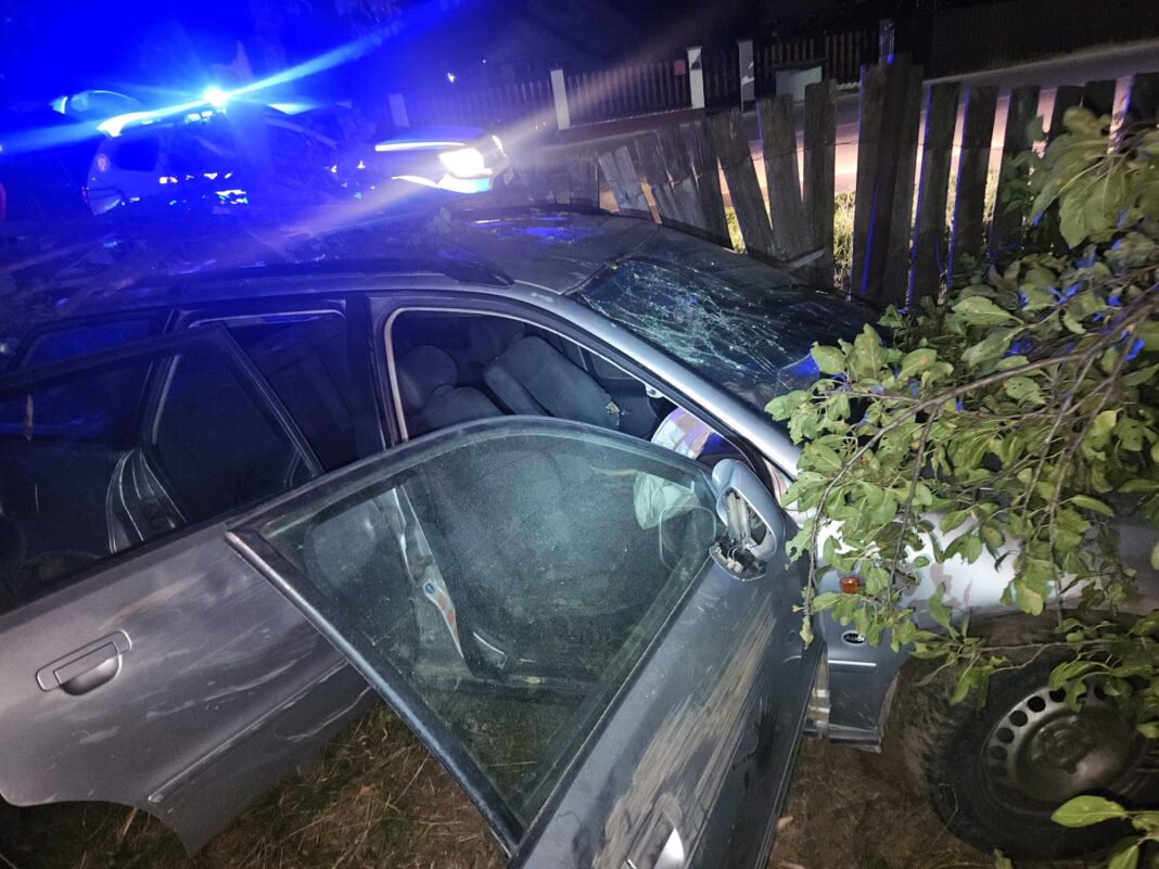 Beat la volan, a intrat cu mașina în gard