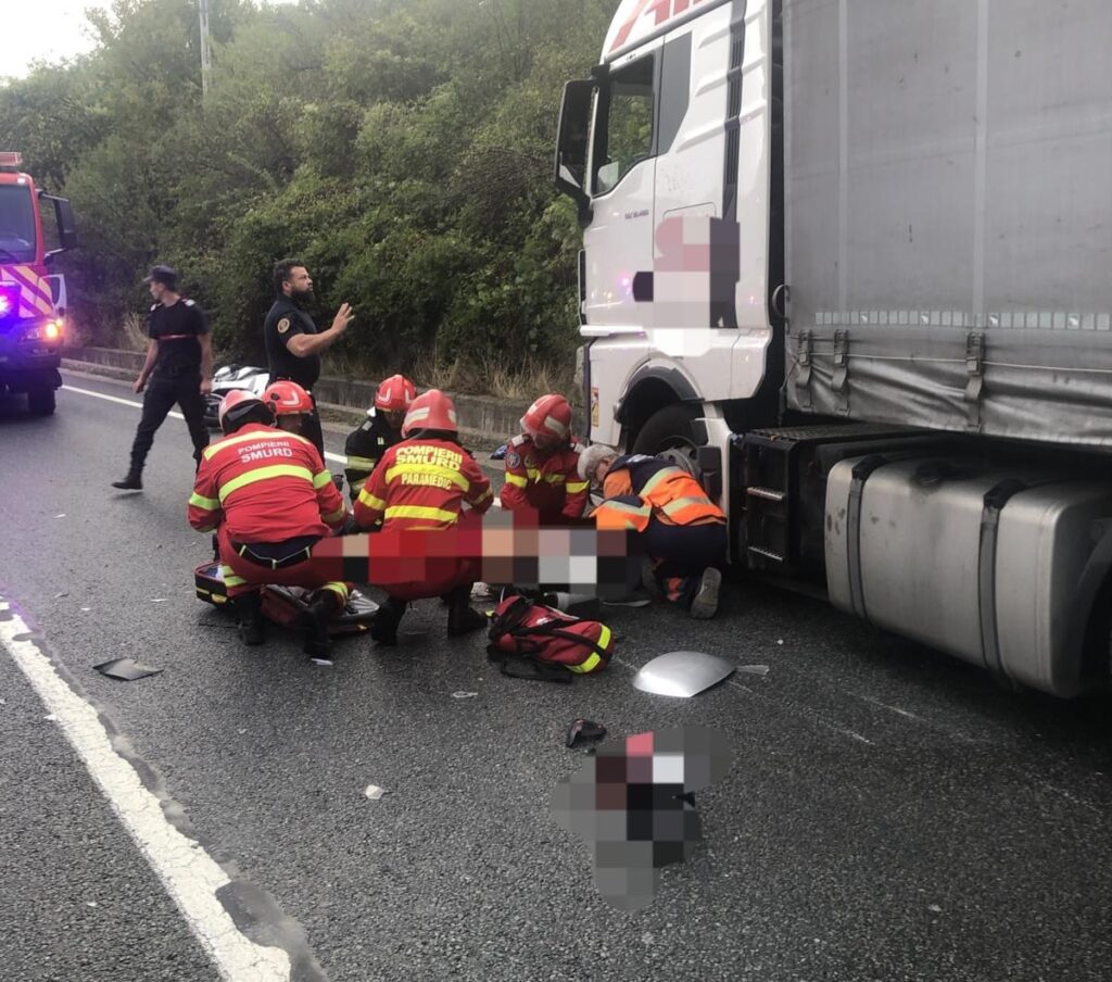 (VIDEO) Grav accident rutier pe DN 6, în apropiere de gara Orșova. Un motociclist și-a pierdut viața
