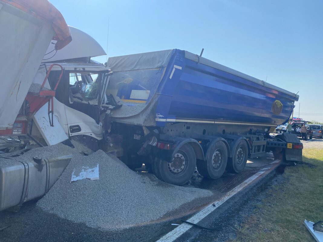 Două autotrenuri și două autoturisme implicate într-un accident la Ionești