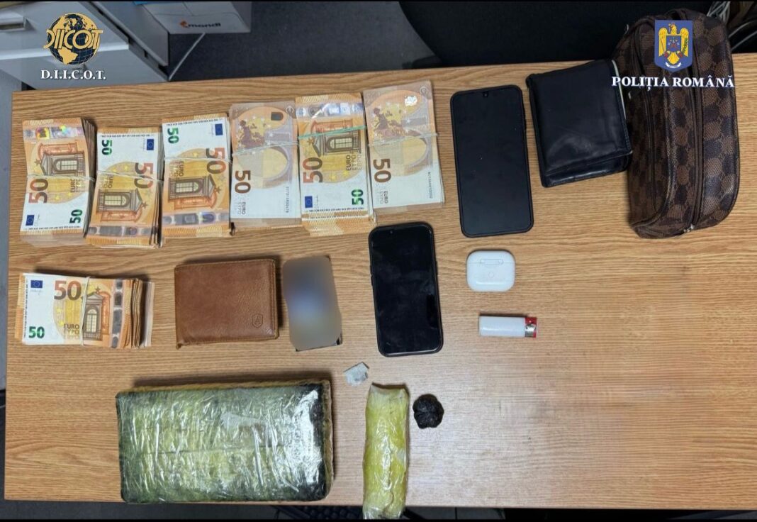 Cocaină și rezină de canabis vândute pe mii de lei