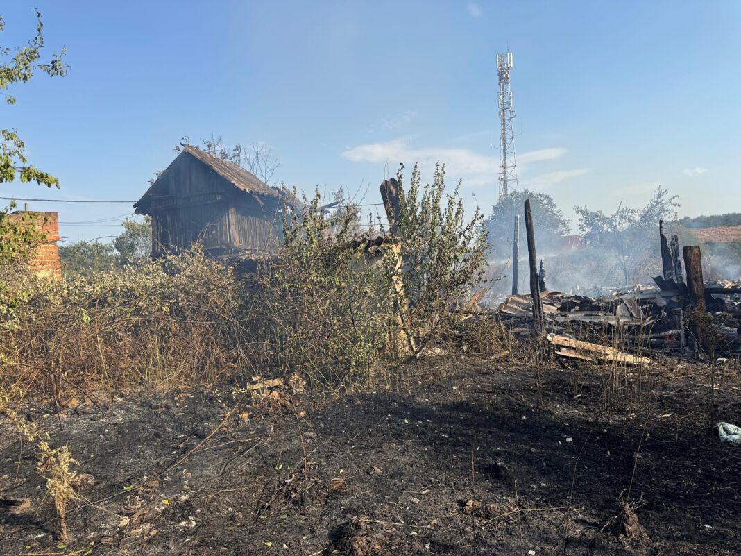 Vâlcea: Incendiu de vegetaţie uscată în localitatea Lăcusteni