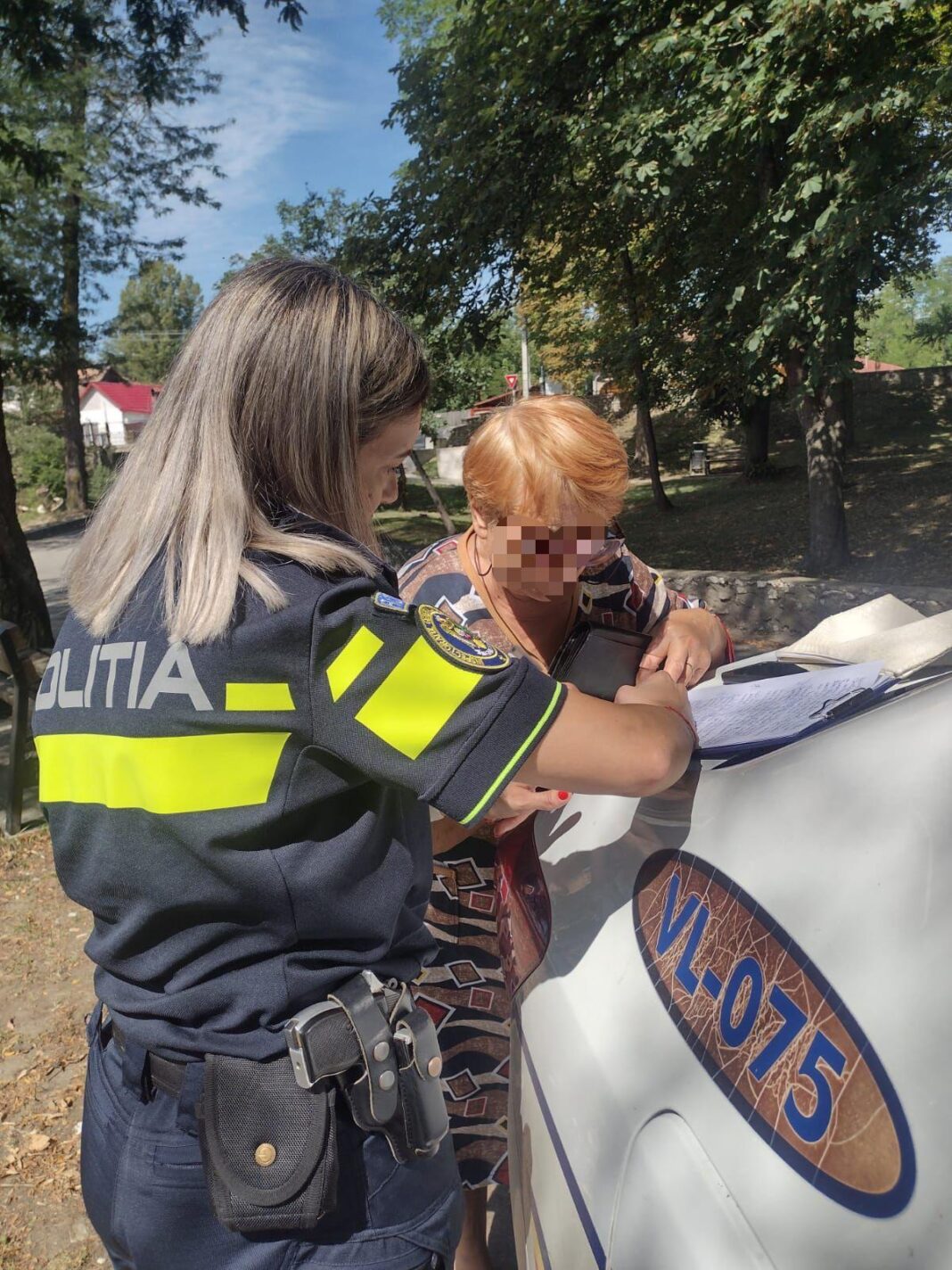 O femeie de 85 de ani a descoperit un portofel cu bani și documente lângă o fântână și l-a predat imediat polițiștilor.