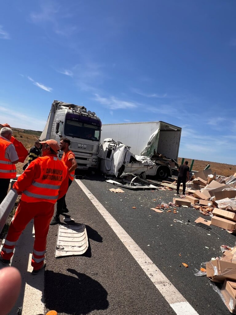 Trafic blocat pe DEx 12, după un accident între două autocamioane