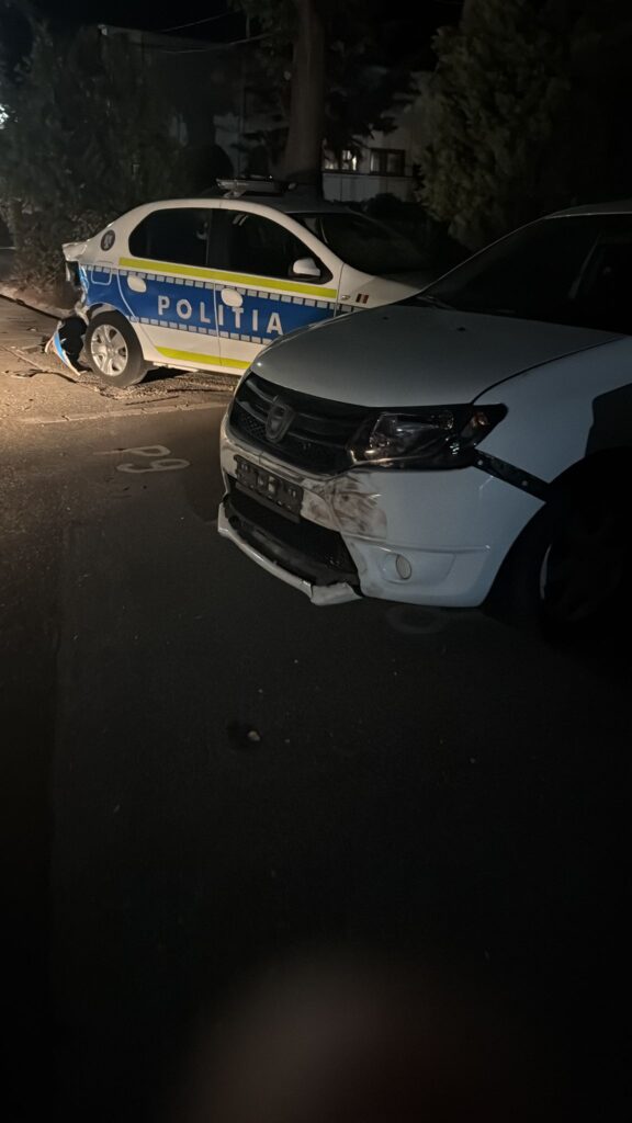 Scandal la IPJ Dolj. Un bărbat beat a intrat cu mașina în curtea poliției și a avariat șase autospeciale