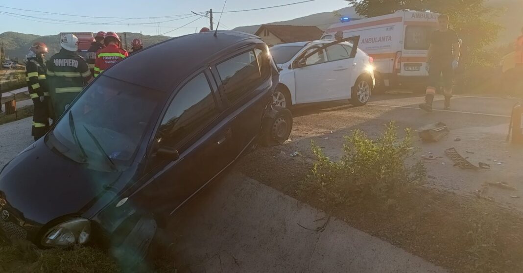 Coliziune între două autoturisme pe DN 7, la Bujoreni