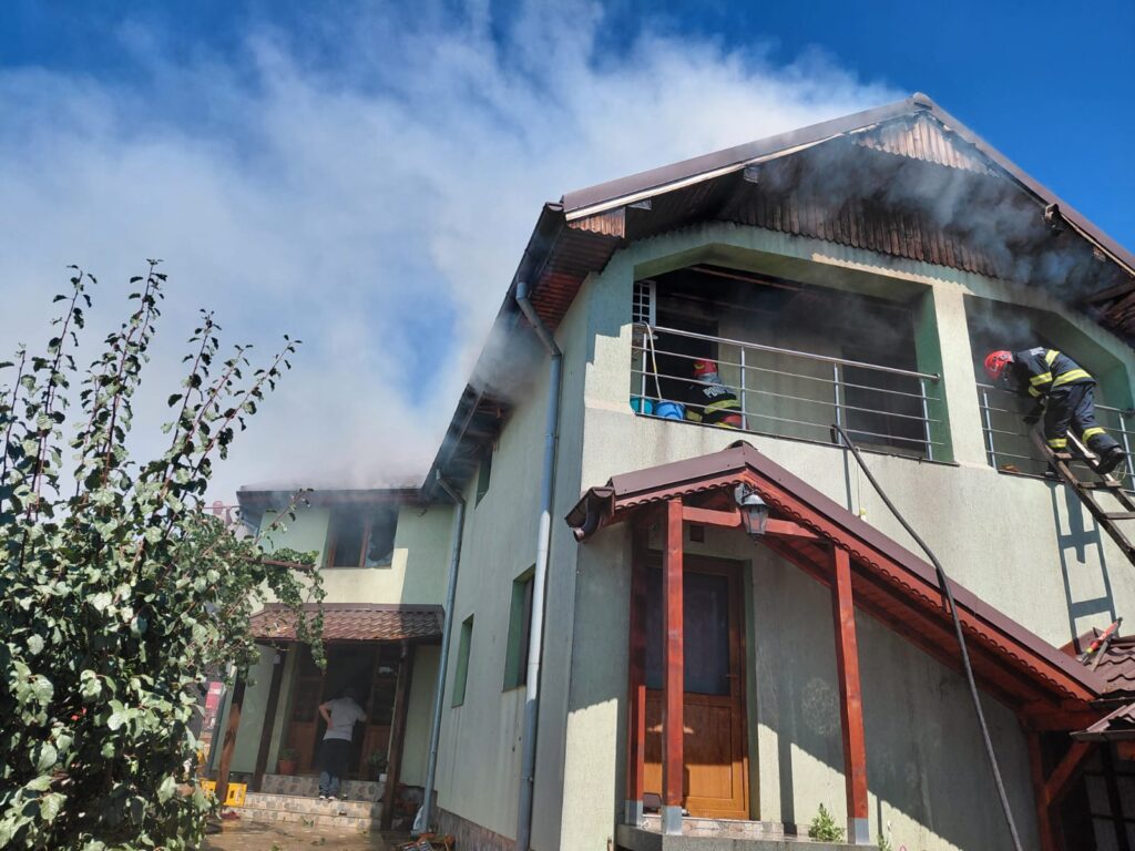 (VIDEO) Incendiu la o casă din Călărași, județul Dolj. Pompierii au intervenit de urgență