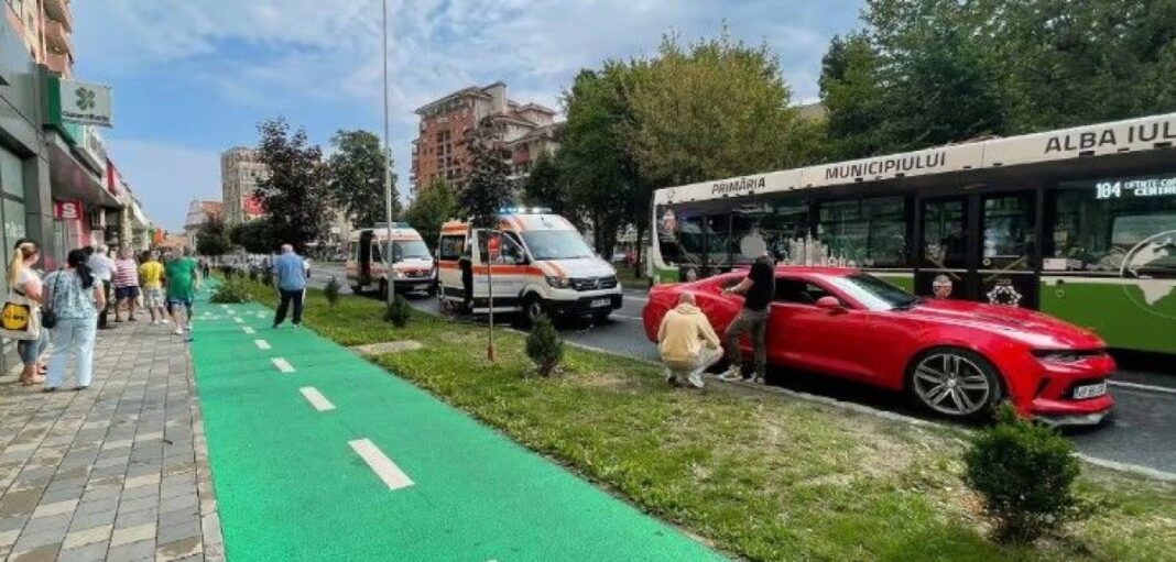 Şoferul care a lovit cu maşina două femei care mergeau pe trotuar a fost reţinut de poliţişti