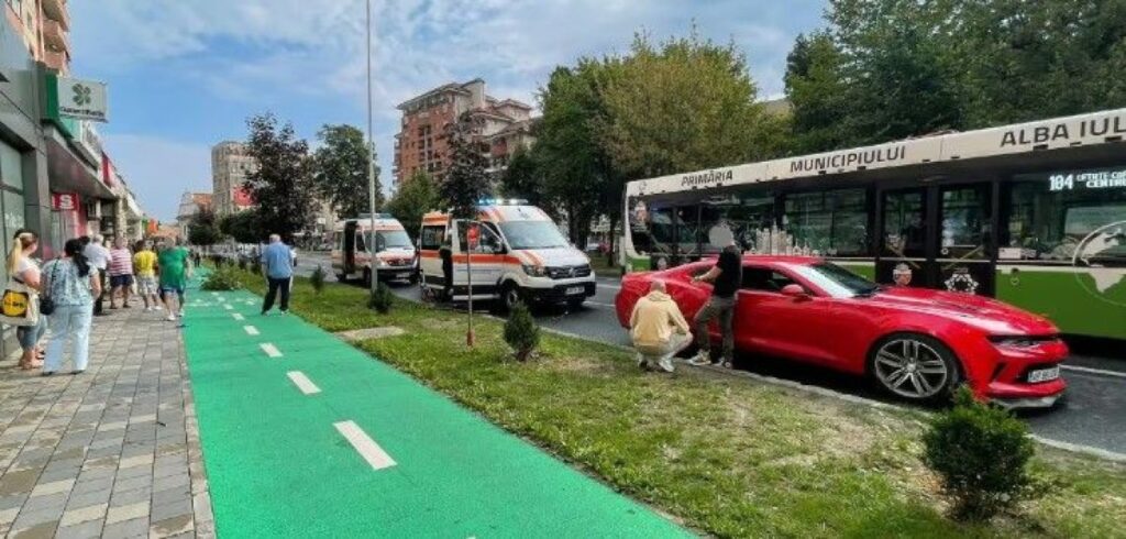 Două femei, accidentate de un şofer vitezoman care a intrat cu maşina pe trotuar