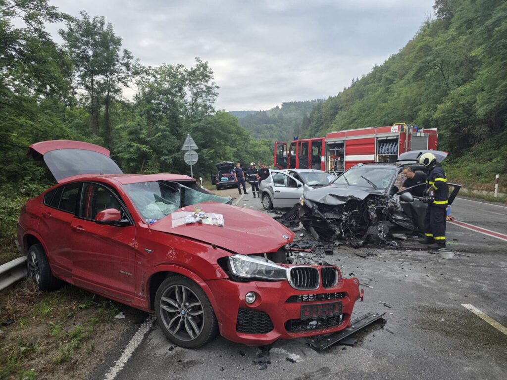 Cinci Români, Inclusiv Doi Copii, Răniți în Coliziune în Lanț