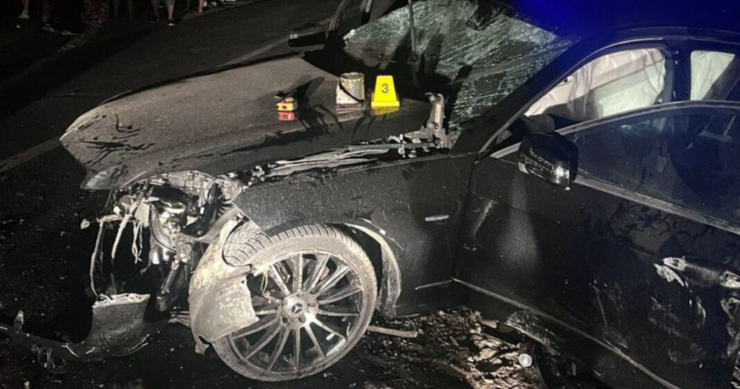 Un adolescent a murit și alți trei au fost răniți după ce maşina în care se aflau a lovit un cap de pod