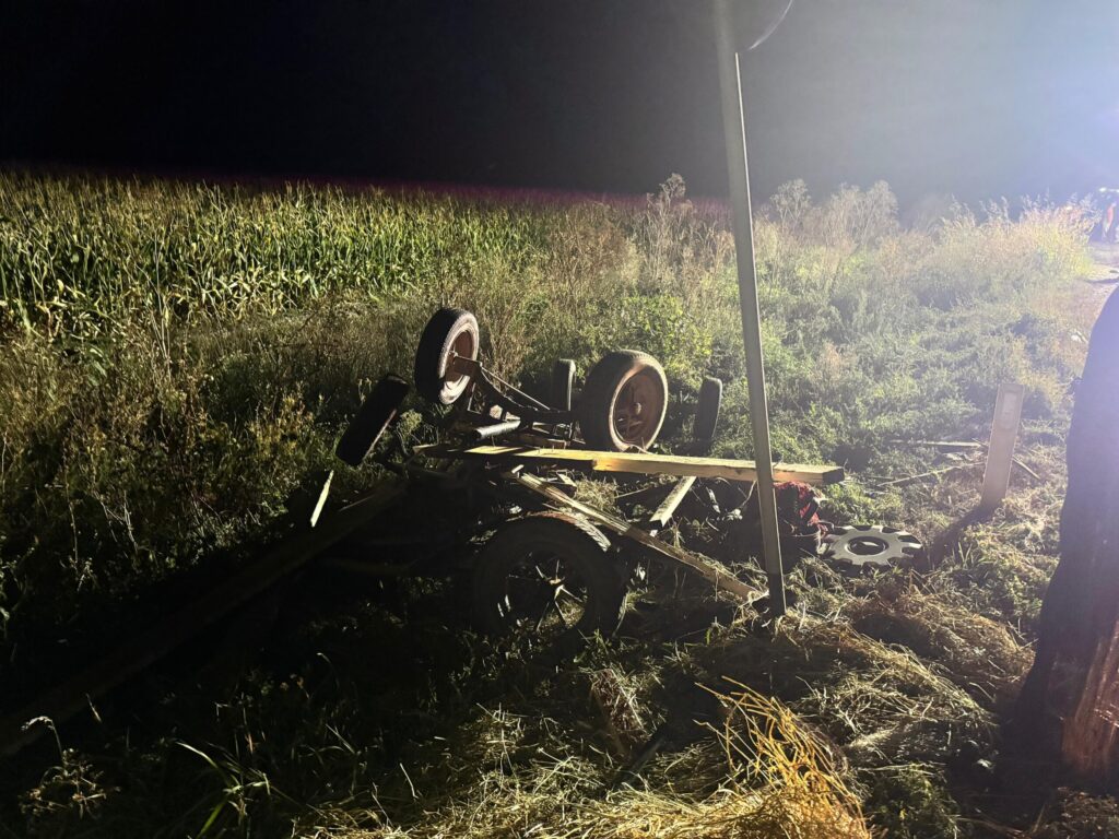 Un mort și trei răniți după ce o dubă a lovit, noaptea, o căruță