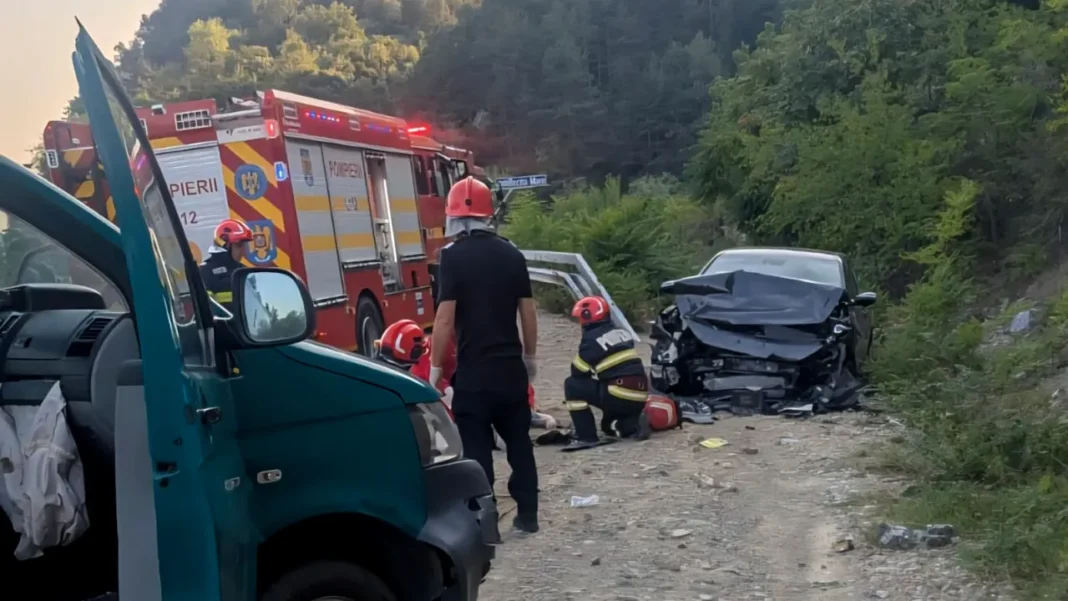 Mehedinţi: Doi morți şi doi răniți, după ce un autoturism s-a ciocnit cu o autospecială a Poliției de Frontieră