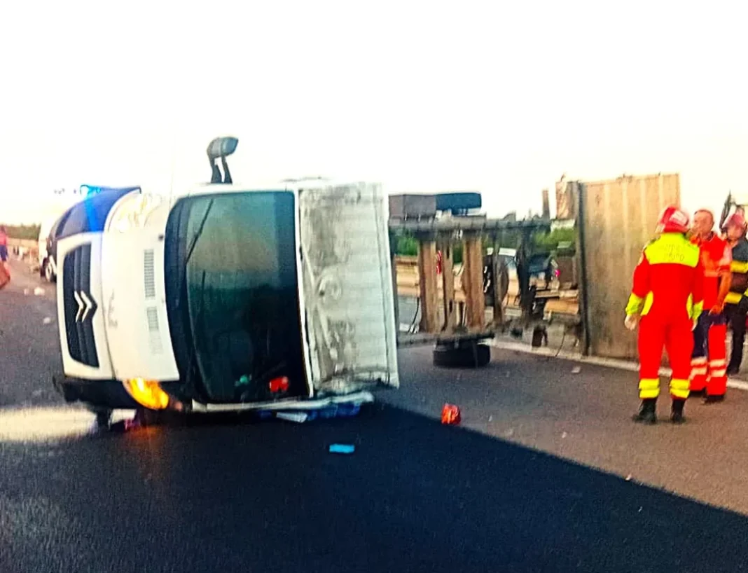 Un șofer a murit după ce s-a răsturnat cu autoutilitara pe autostrada București-Pitești