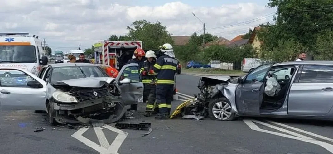 Trei femei, rănite într-un accident în care au fost implicate patru mașini, dintre care trei staționau la semafor
