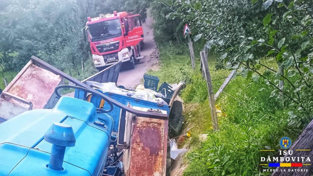 Un mort și doi răniți grav după ce un tractor s-a răsturnat