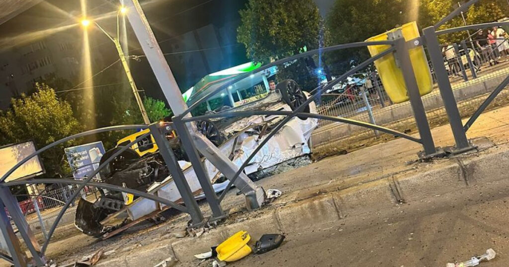 Șofer rănit după ce mașina lui a lovit un refugiu de tramvai şi s-a răsturnat