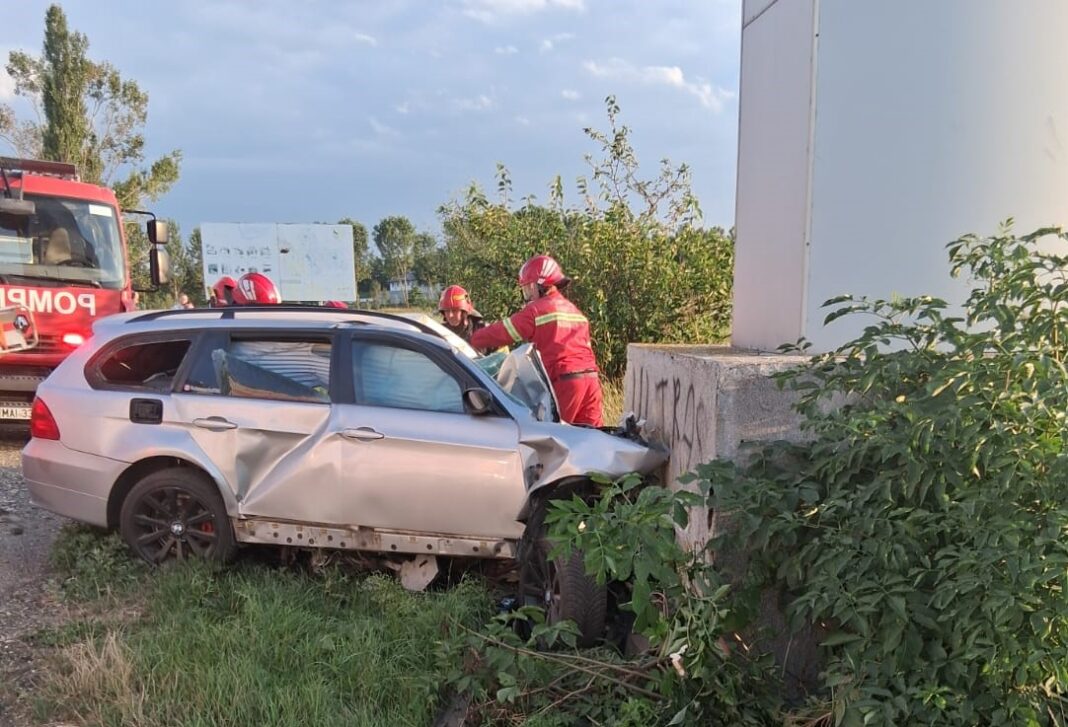 Un șofer și-a pierdut viața intrând cu mașina într-un indicator de pe marginea drumului