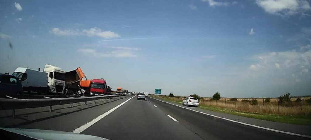 Accident grav pe Autostrada A1. Două basculante, un camion și o autoutilitară s-au făcut praf