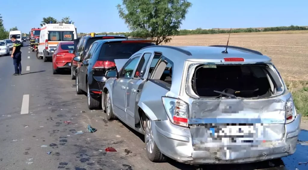 Patru răniţi într-un accident în lanţ în care au fost implicate şase maşini