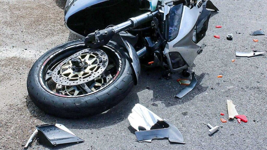Olt: O motociclistă a fost lovită de un autoturism