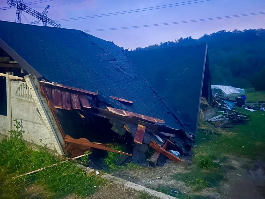 Un tânăr a murit strivit de un acoperiș luat de furtună. Alți doi bărbați au fost răniți